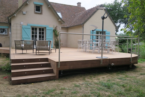 Terrasse bois en hauteur garde-corps inox 