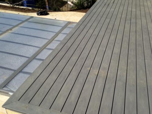 Terrasse tanche en bois composite Timbertech XLM au bord d'une piscine