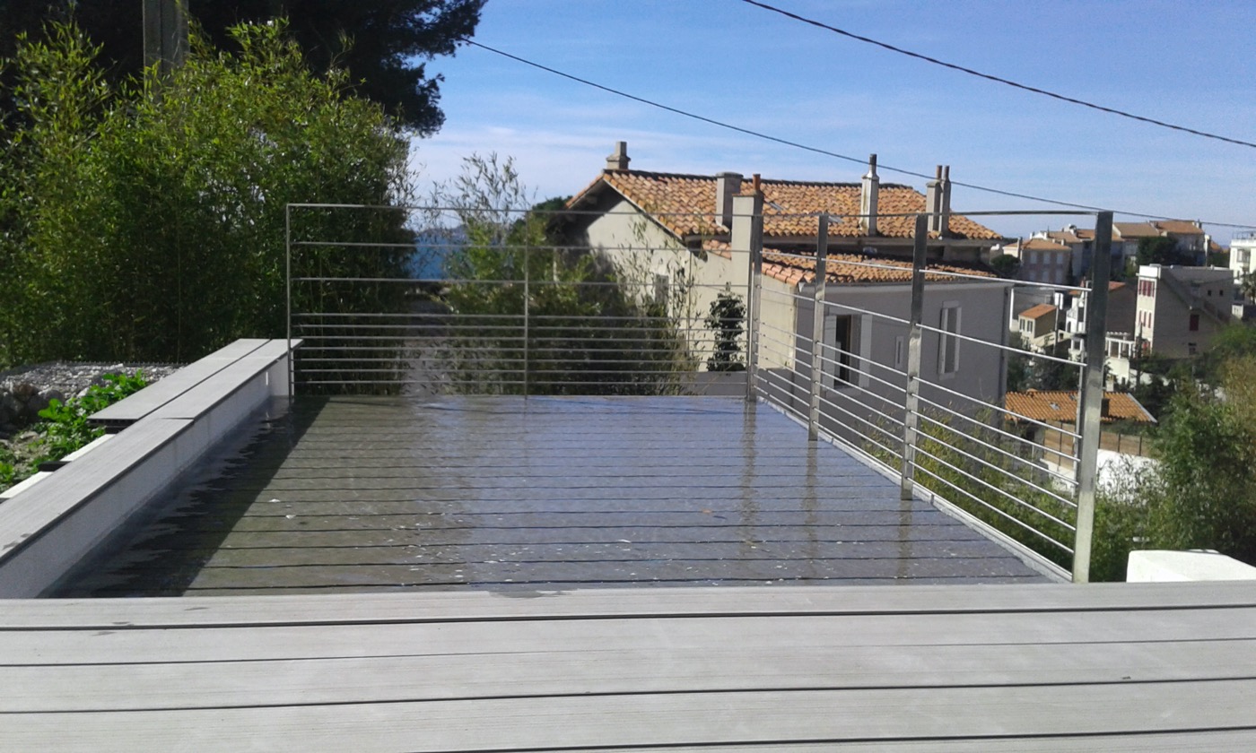 Petite piscine à fond mobile sur un toit-terrasse