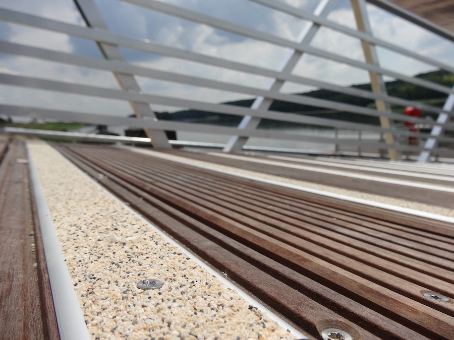 Terrasse en bois sur terrain naturel 