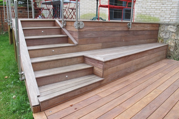 Terrasse en Teck tanche avec son escalier en bois exotique