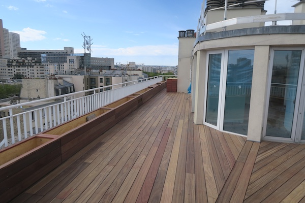 terrasse en Afrormsia pos en biais