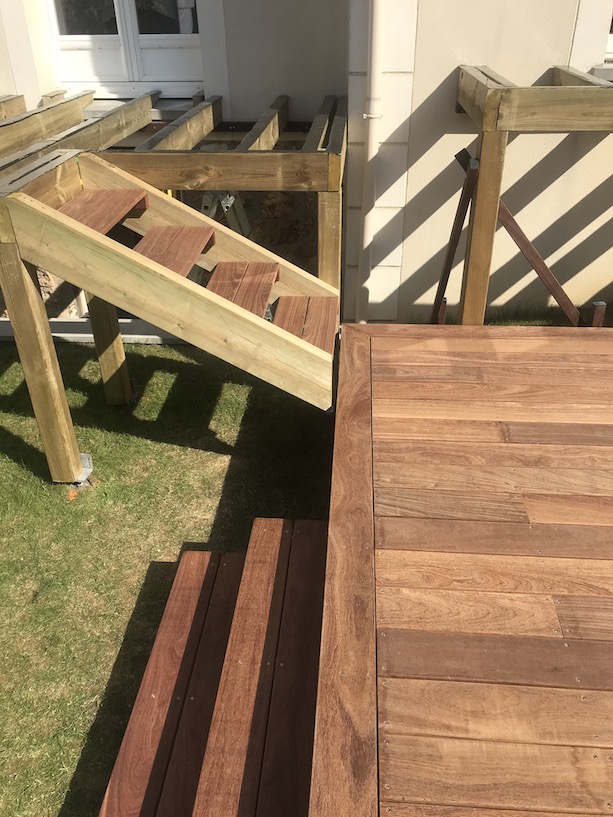 installation Piscine avec fond mobile en bois exotique