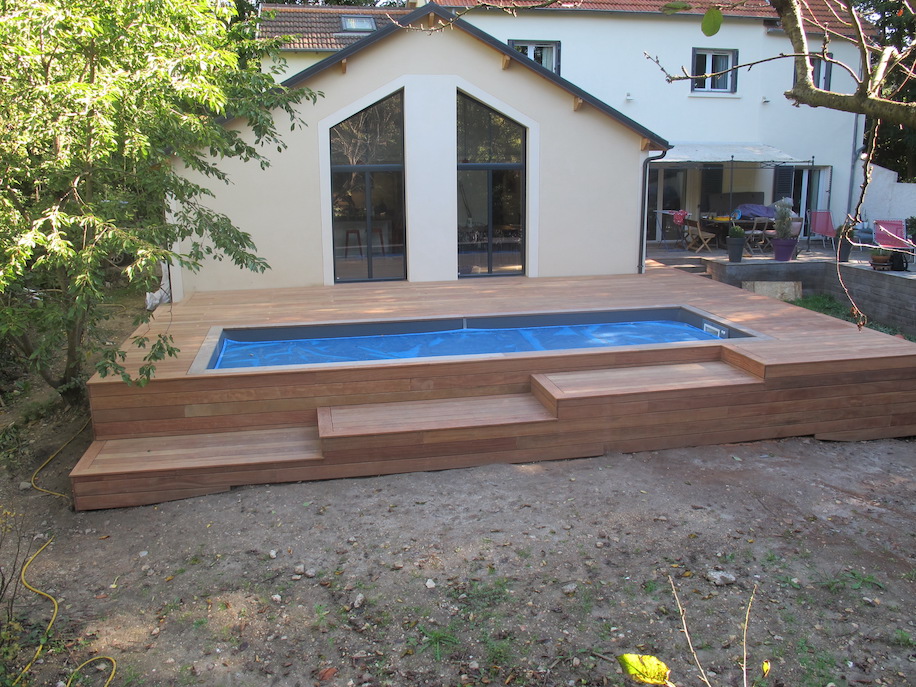 Piscine avec fond mobile en bois exotique