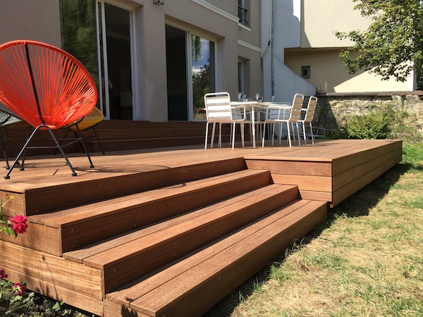 Belle terrasse en bois  mi-hauteur avec un bel escalier sur jardin