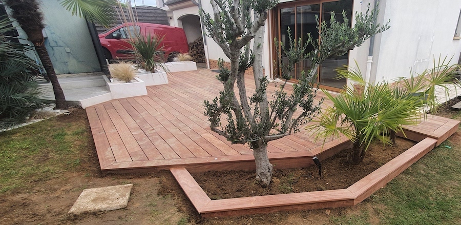 terrasse en Afrormsia pos en biais