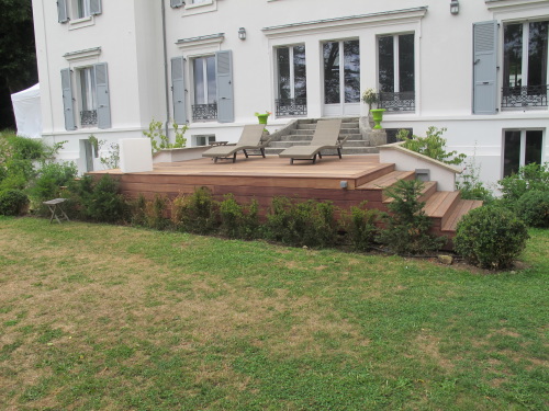 Terrasse en bois avec marches