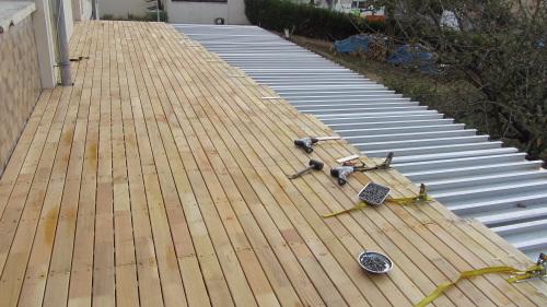 Terrasse en bois sur terrain naturel 