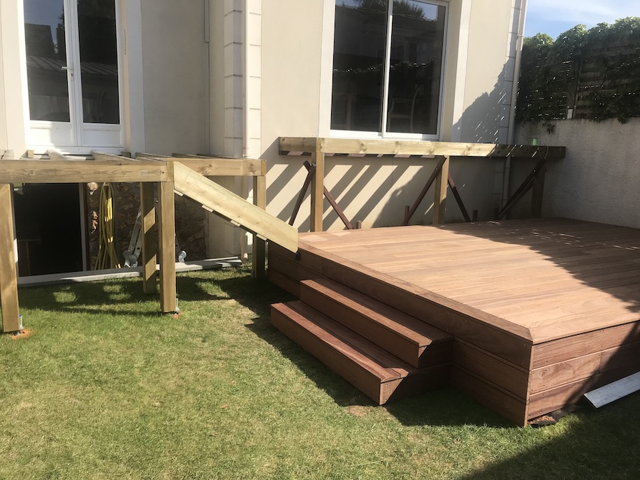 installation Piscine avec fond mobile en bois exotique