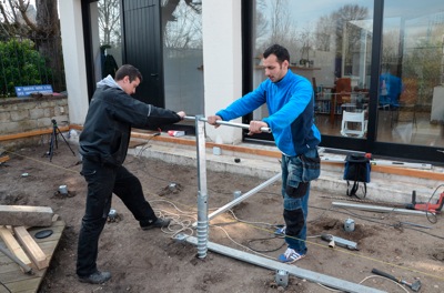 Terrasse en bois sur terrain naturel 