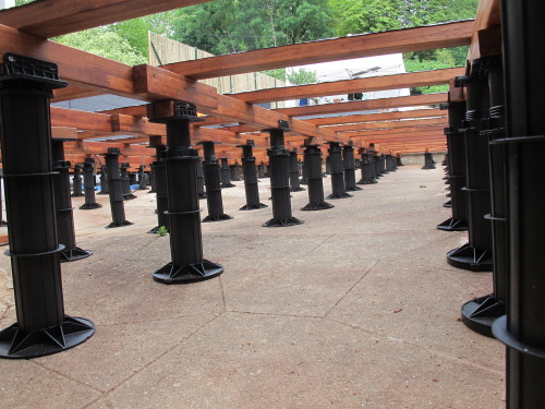 Terrasse en bois sur pilotis avec charpente en hauteur