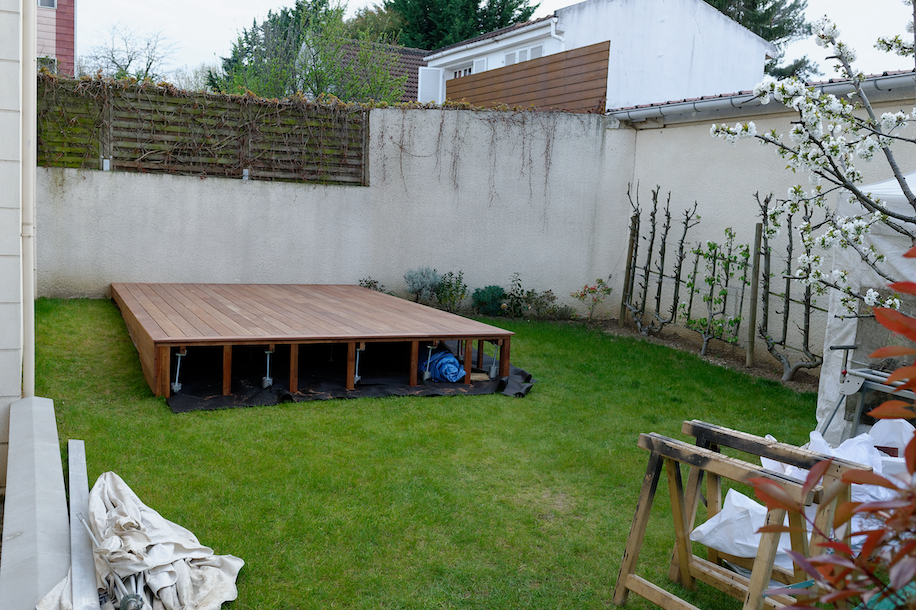 installation Piscine avec fond mobile en bois exotique
