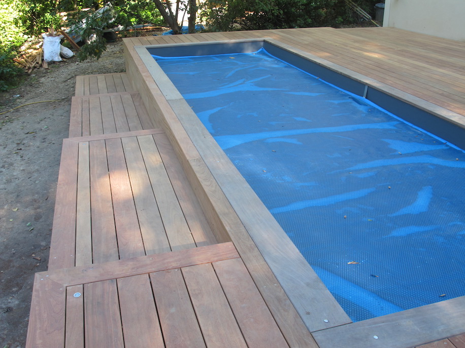 installation Piscine avec fond mobile en bois exotique