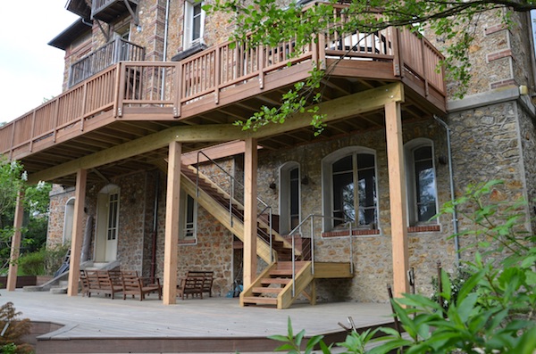 Terrasse sur pilotis tanche pour un manoir