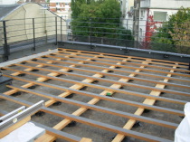 Terrasse en teck tanche avec plots en pvc