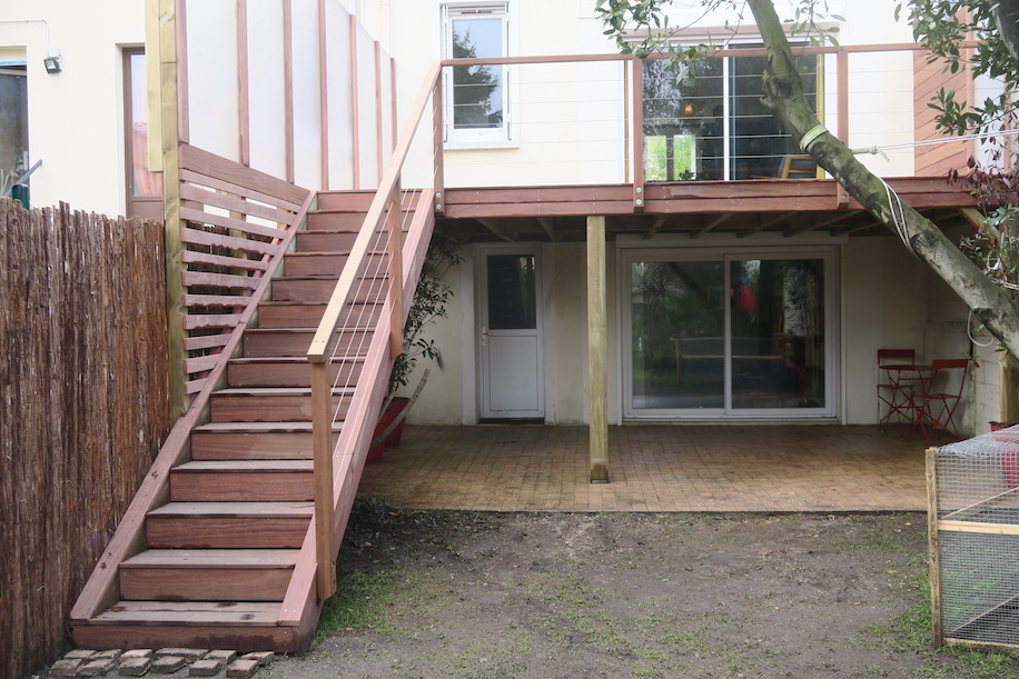 Terrasse en bois exotique et garde-corps en Inox