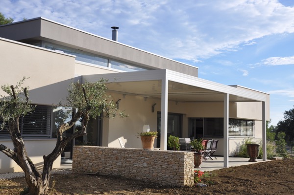 Terrasse en bois sur pilotis avec charpente en hauteur