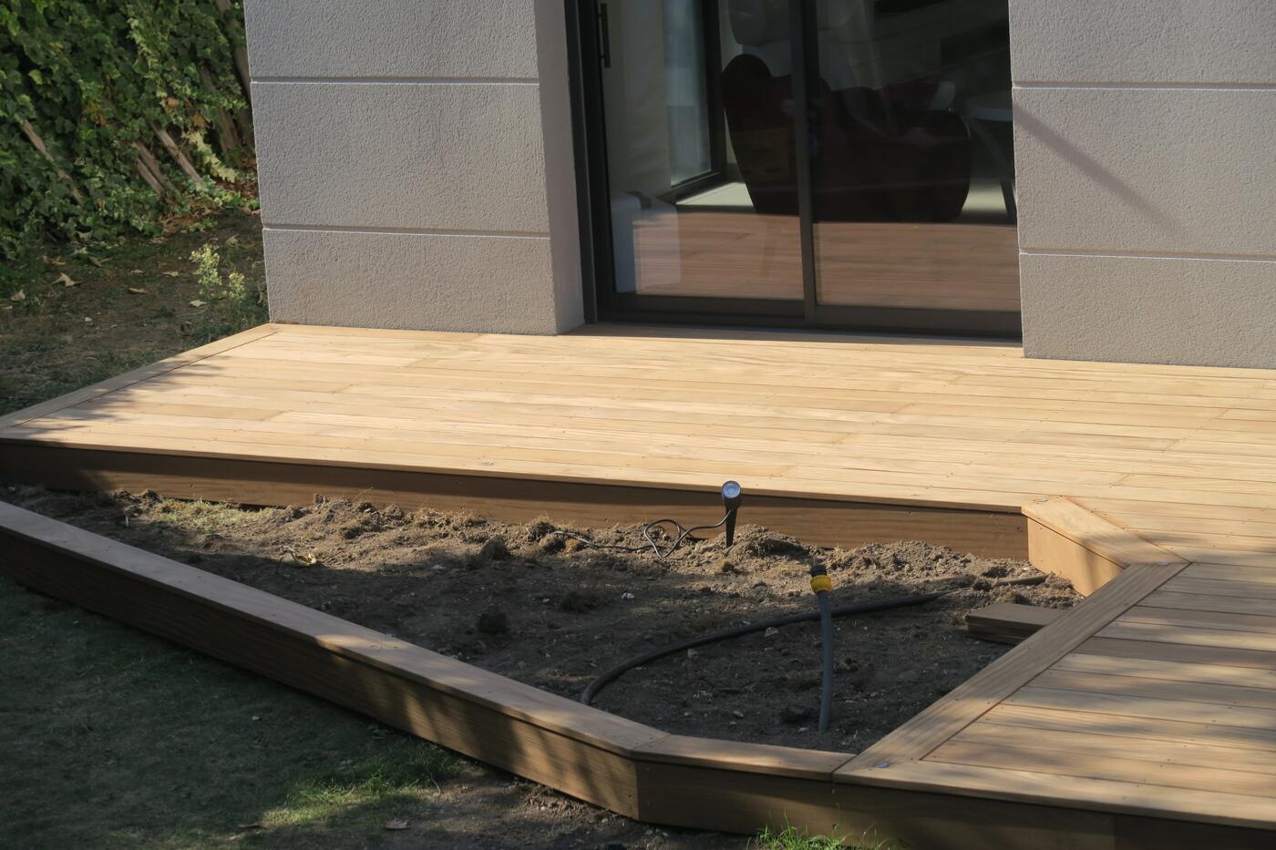 construction de piscine Piscine avec fond mobile en bois exotique