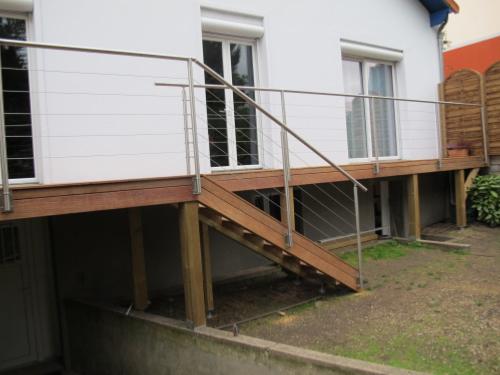 Balcon en bois avec escalier sans contremarche