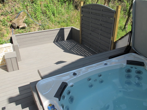 Terrasse en bois avec jacuzzi