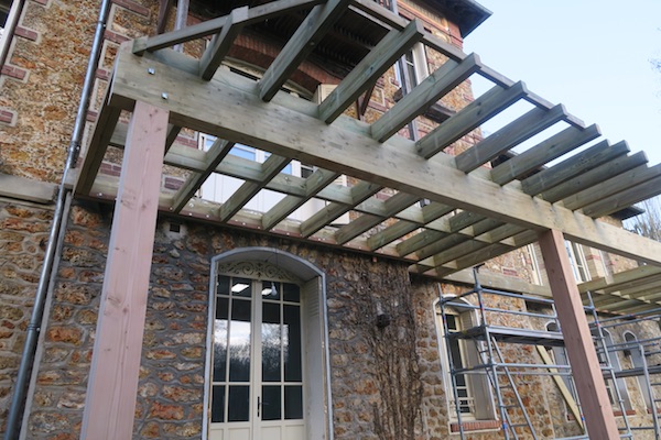 Structure terrasse en bois sur pilotis maison en pierre