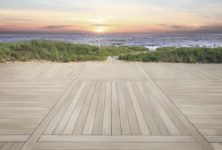 Terrasse en bois sur pilotis avec charpente en hauteur