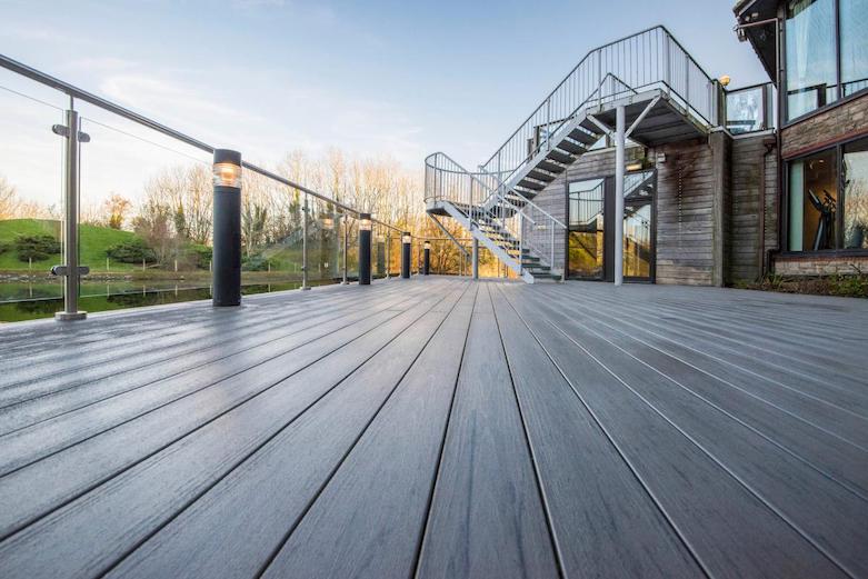 Terrasse en bois sur pilotis avec charpente en hauteur