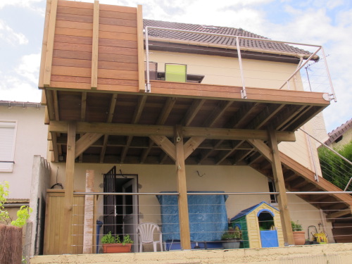 Terrasse en hauteur avec escalier en bois exotique