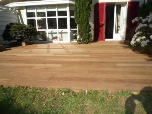 Terrasse en bois sur terrain naturel 