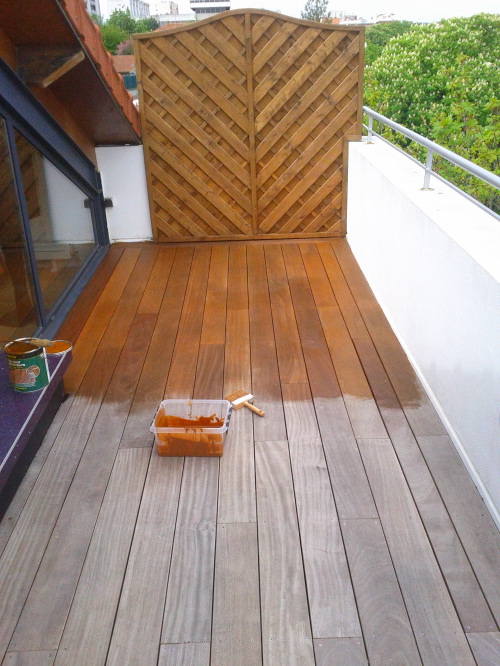 Terrasse en bois sur pilotis avec charpente en hauteur
