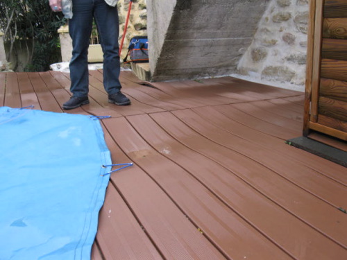 Terrasse en bois composite qui gondole