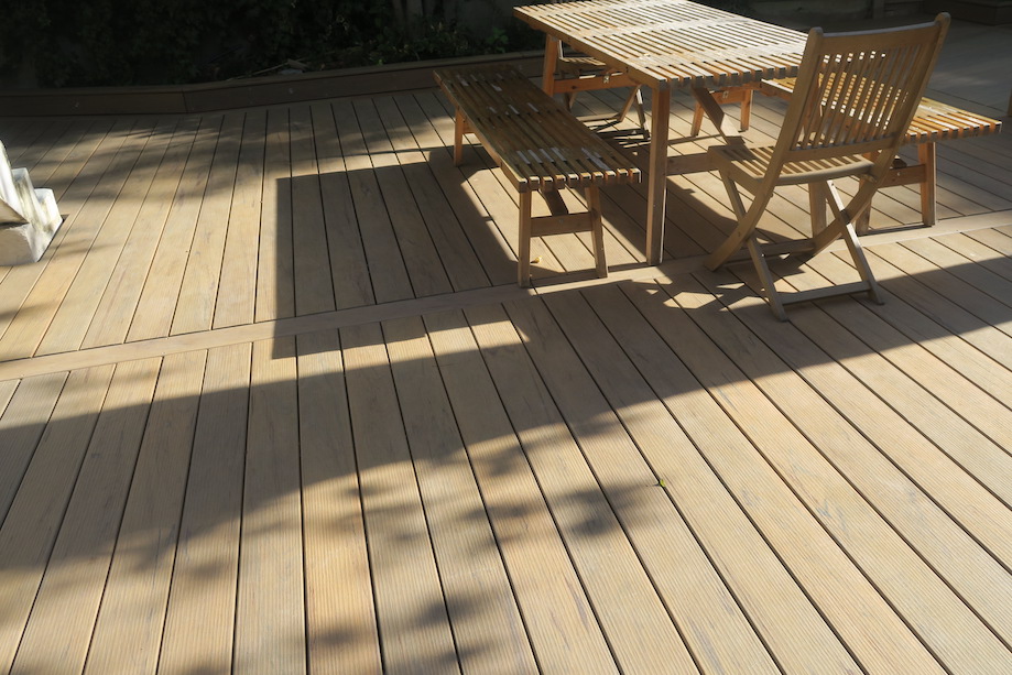 Terrasse en bois exotique sur sol dur 