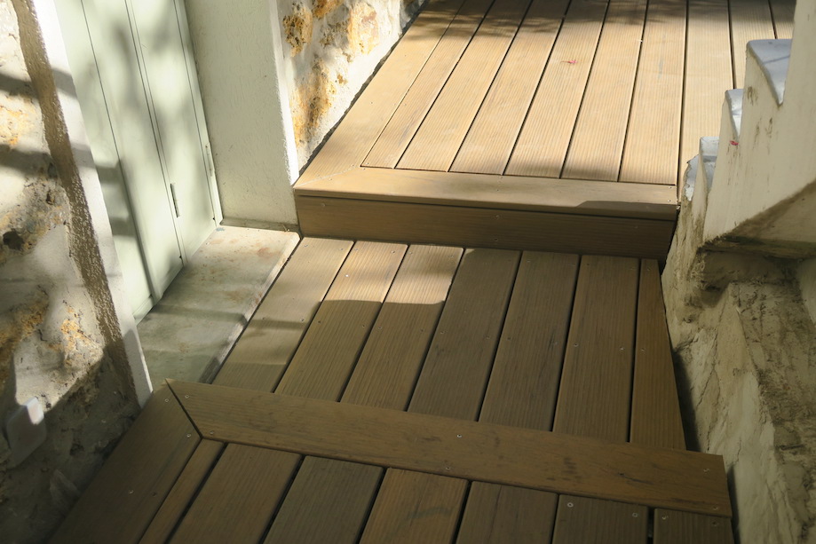 Terrasse en bois sur terrain naturel 