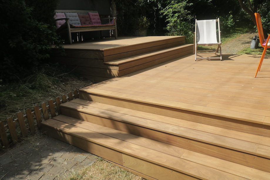 installation Piscine avec fond mobile en bois exotique