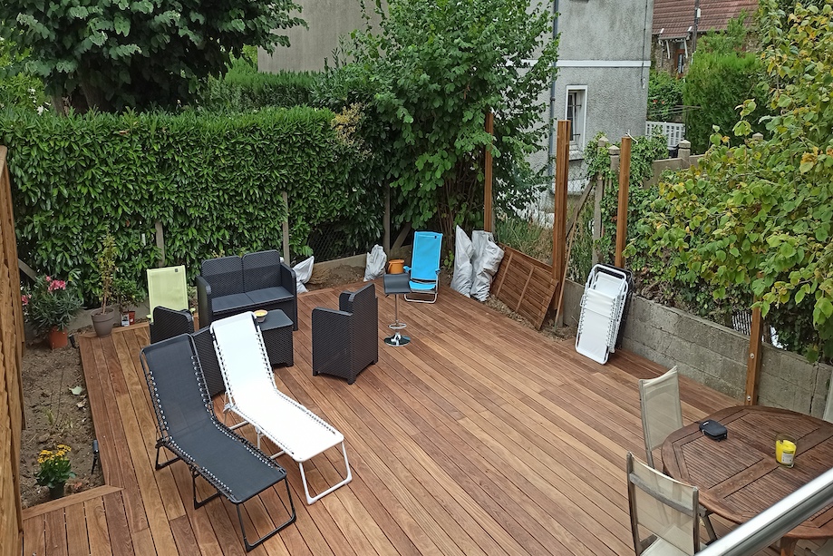 terrasse en Afrormsia pos en biais