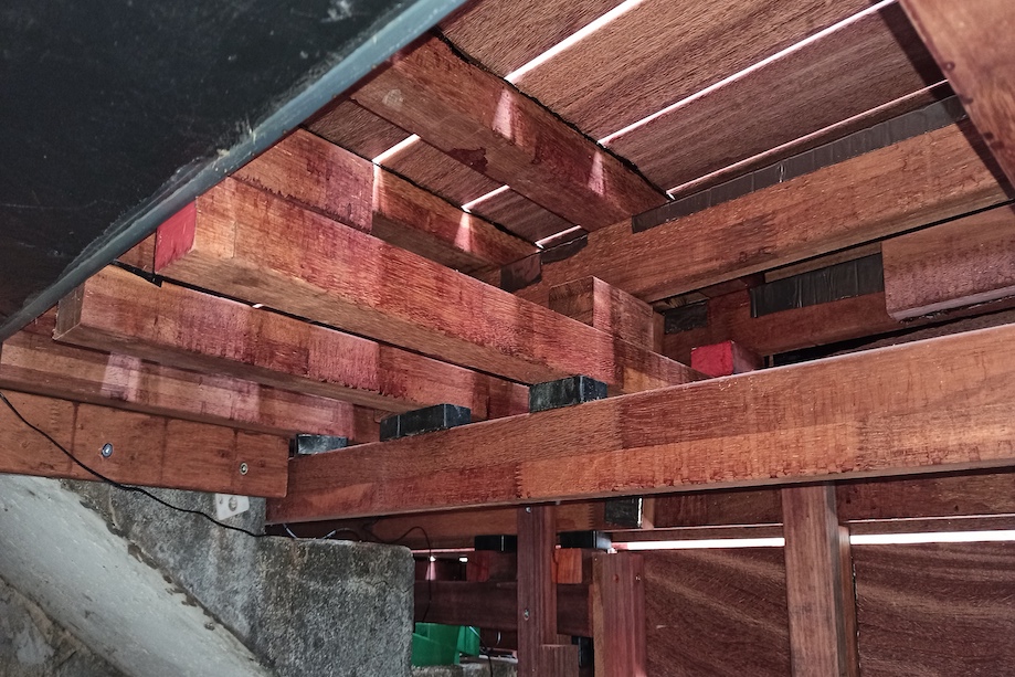 installation Piscine avec fond mobile en bois exotique