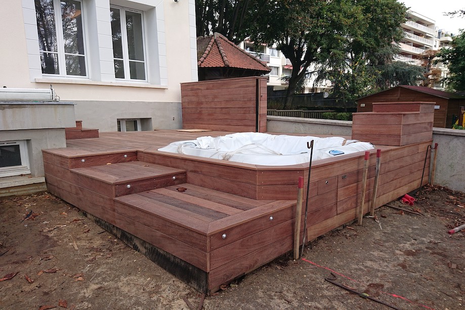 Deux terrasses sur pilotis avec plage de jacuzzi 